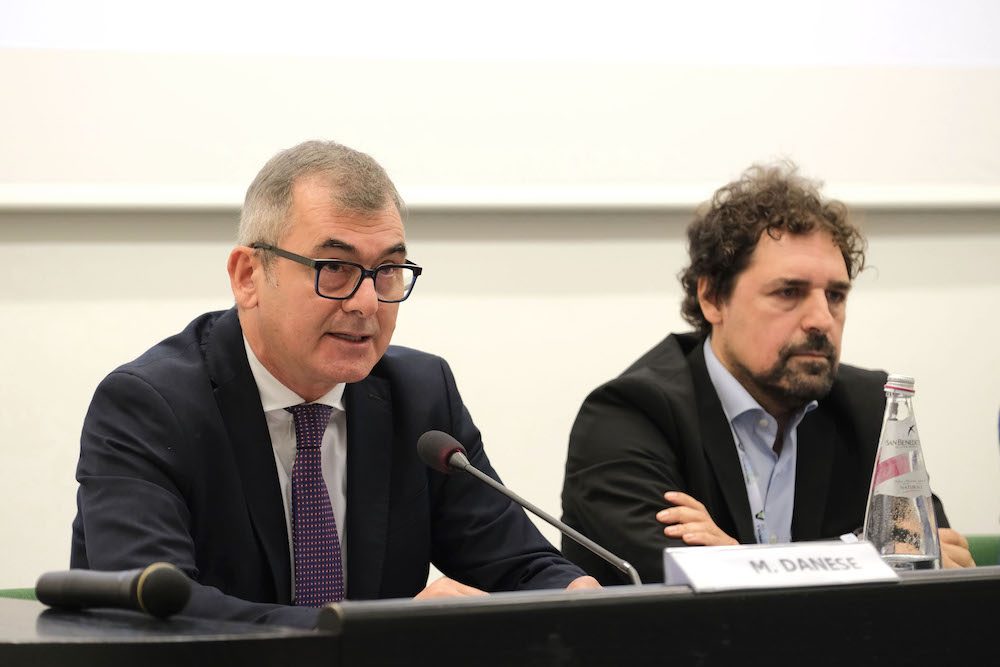 Maurizio Danese, ad di Veronafiere (a sinistra nella foto) e  Matteo Pasinato), Event manager di Fieragricola alla presentazione di Fieragricola Tech 2025.