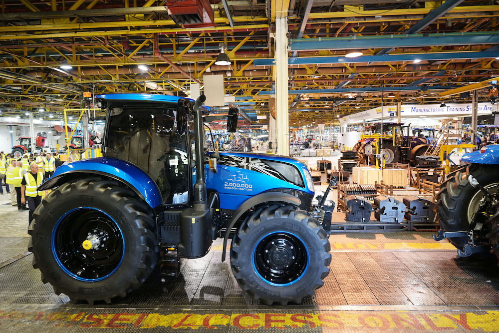 New Holland - il trattore numero due milioni prodotto nello stabilimento di Basildon