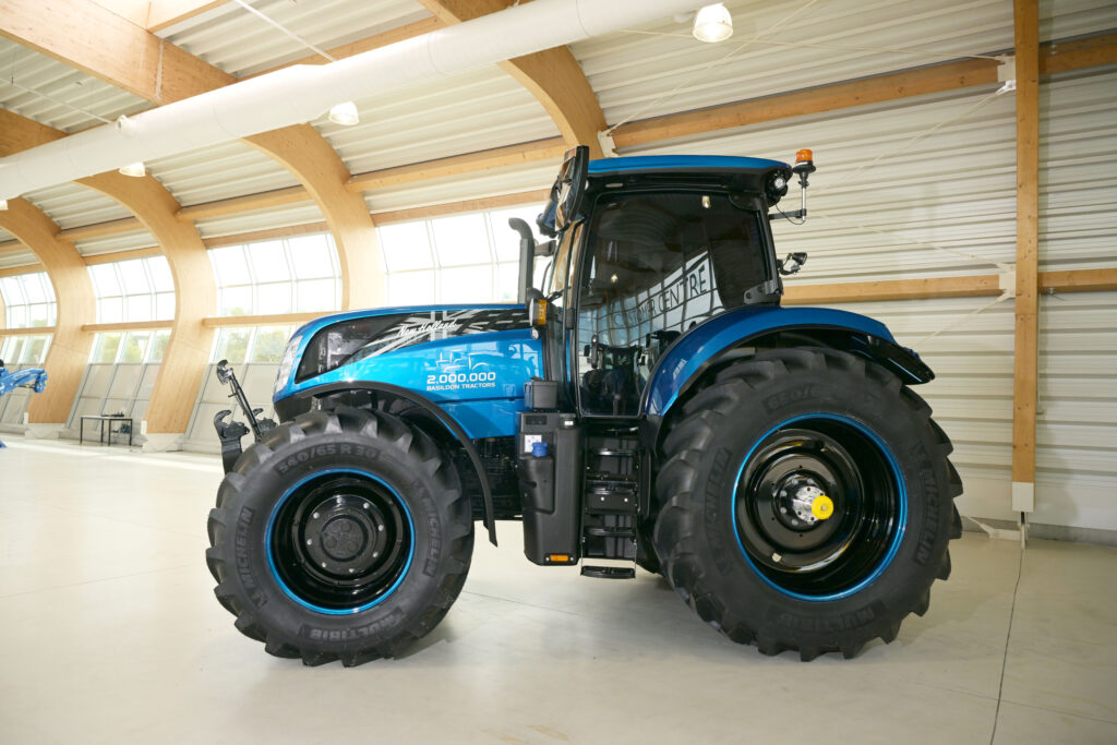 New Holland - il trattore numero due milioni prodotto nello stabilimento di Basildon