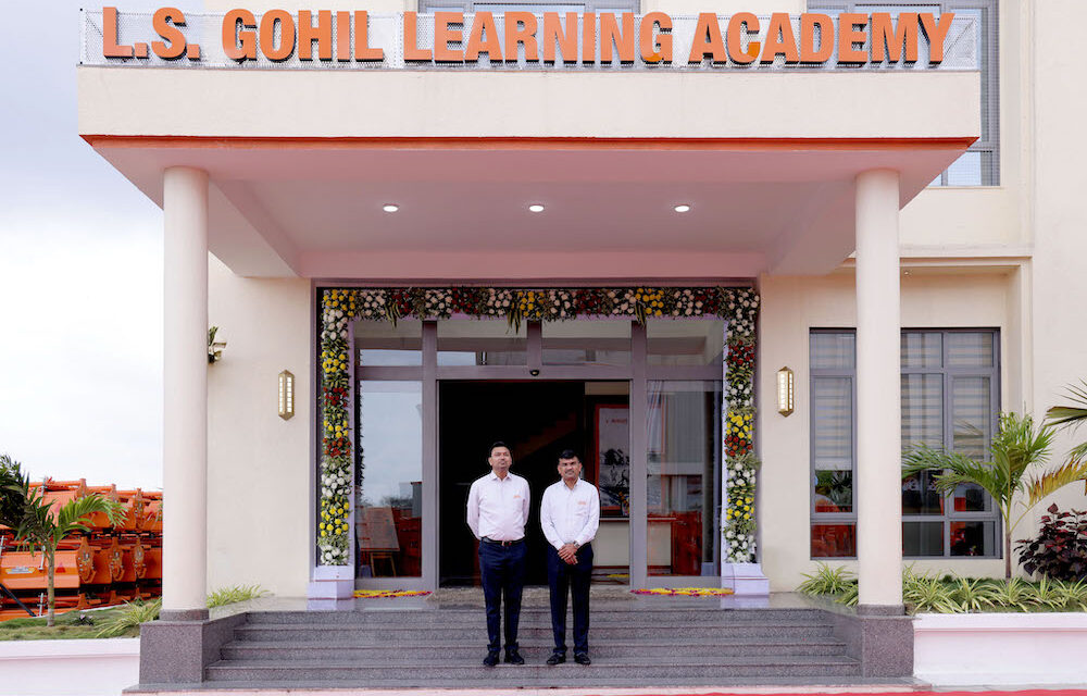 Shaktiman apre la L.S. Gohil Learning Academy