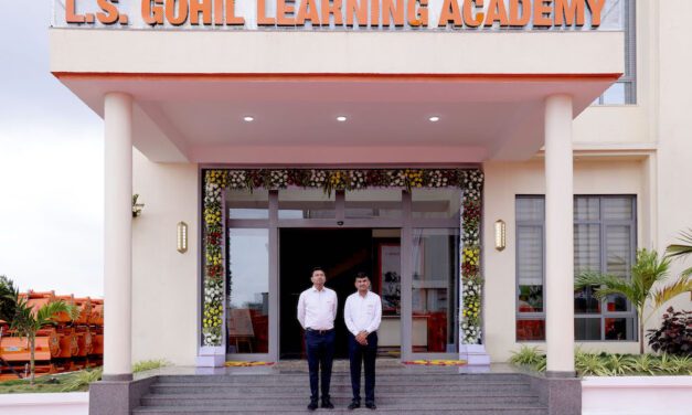 Shaktiman apre la L.S. Gohil Learning Academy