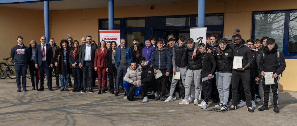 Foto di gruppo con l’assessore regionale all’Istruzione, Lavoro e Formazione Valeria Mantovan, il sindaco di Cittadella Luca Pierobon, i rappresentanti di Maschio Gaspardo e gli studenti diplomati dell’istituto Enaip
