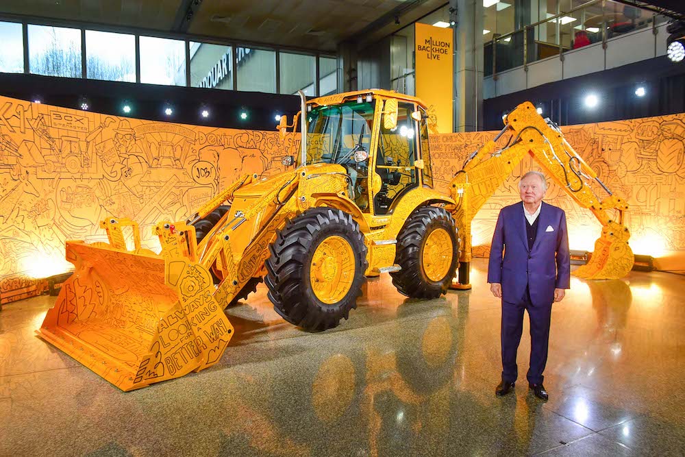 Lord Bamford con la milionesima terna prodotta da JCB 