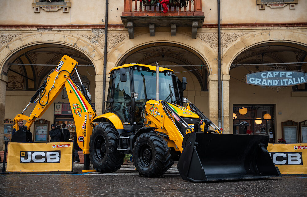 JCB: consegnata al Comune di Novafeltria la prima terna “Limited Edition” in livrea speciale tricolore