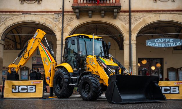 JCB: consegnata al Comune di Novafeltria la prima terna “Limited Edition” in livrea speciale tricolore